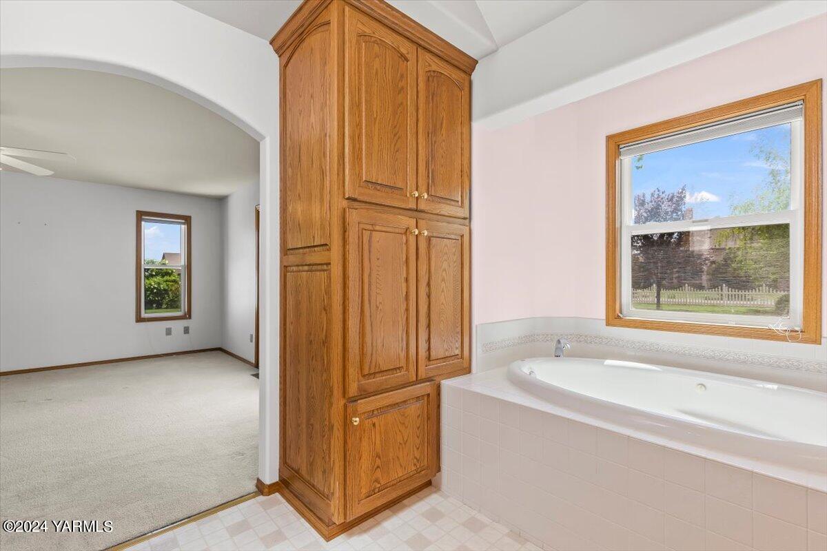 11810 West Barrett Road Yakima, WA 98908 - Photo 21 of 47 a bathroom with a tub and shower