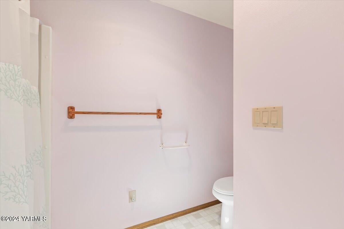 11810 West Barrett Road Yakima, WA 98908 - Photo 22 of 47 a view of bathroom