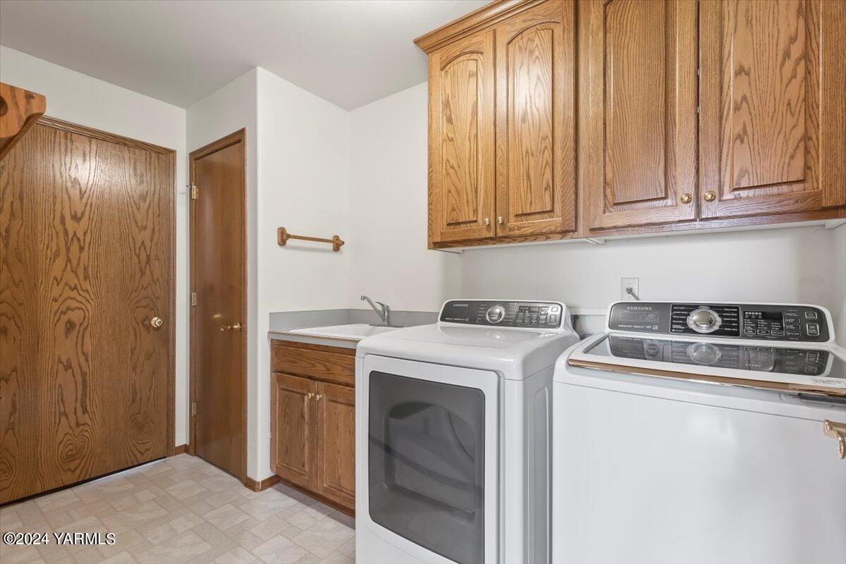 11810 West Barrett Road Yakima, WA 98908 - Photo 28 of 47 a utility room with dryer and washer