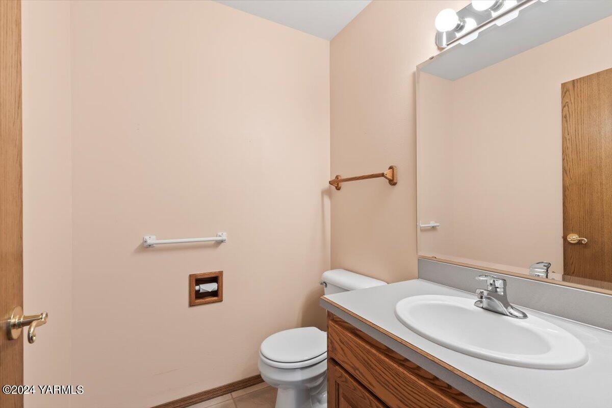 11810 West Barrett Road Yakima, WA 98908 - Photo 32 of 47 a bathroom with a sink toilet and a mirror