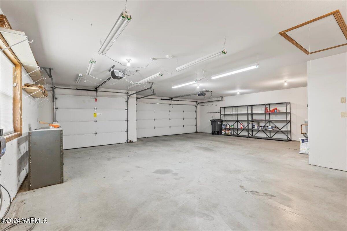 11810 West Barrett Road Yakima, WA 98908 - Photo 33 of 47 a view of a garage