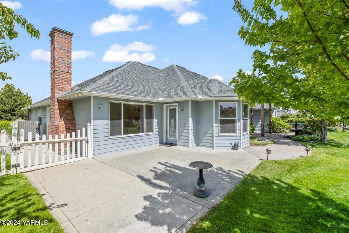 11810 West Barrett Road Yakima, WA 98908 - Photo 35 of 47 a front view of a house with a garden and yard