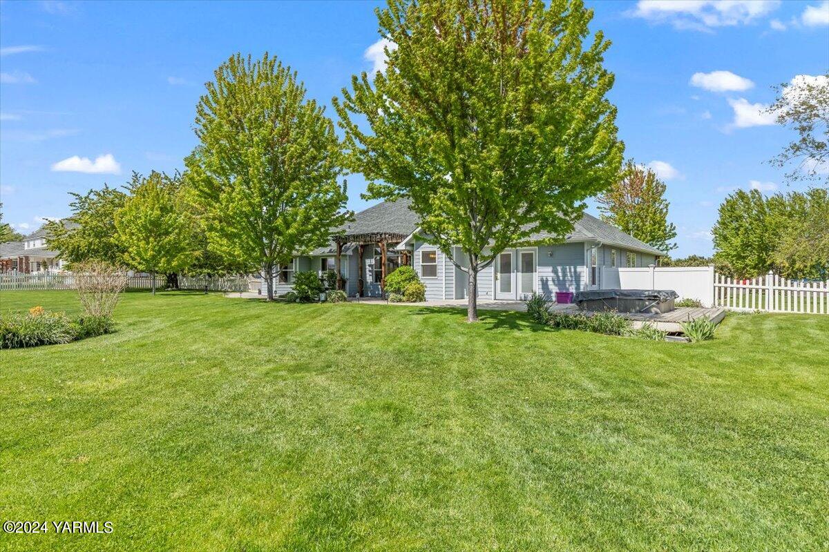 11810 West Barrett Road Yakima, WA 98908 - Photo 37 of 47 a front view of a house with yard and green space