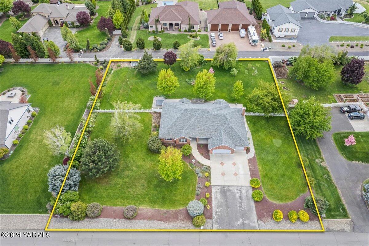 11810 West Barrett Road Yakima, WA 98908 - Photo 40 of 47 an aerial view of multiple houses with yard