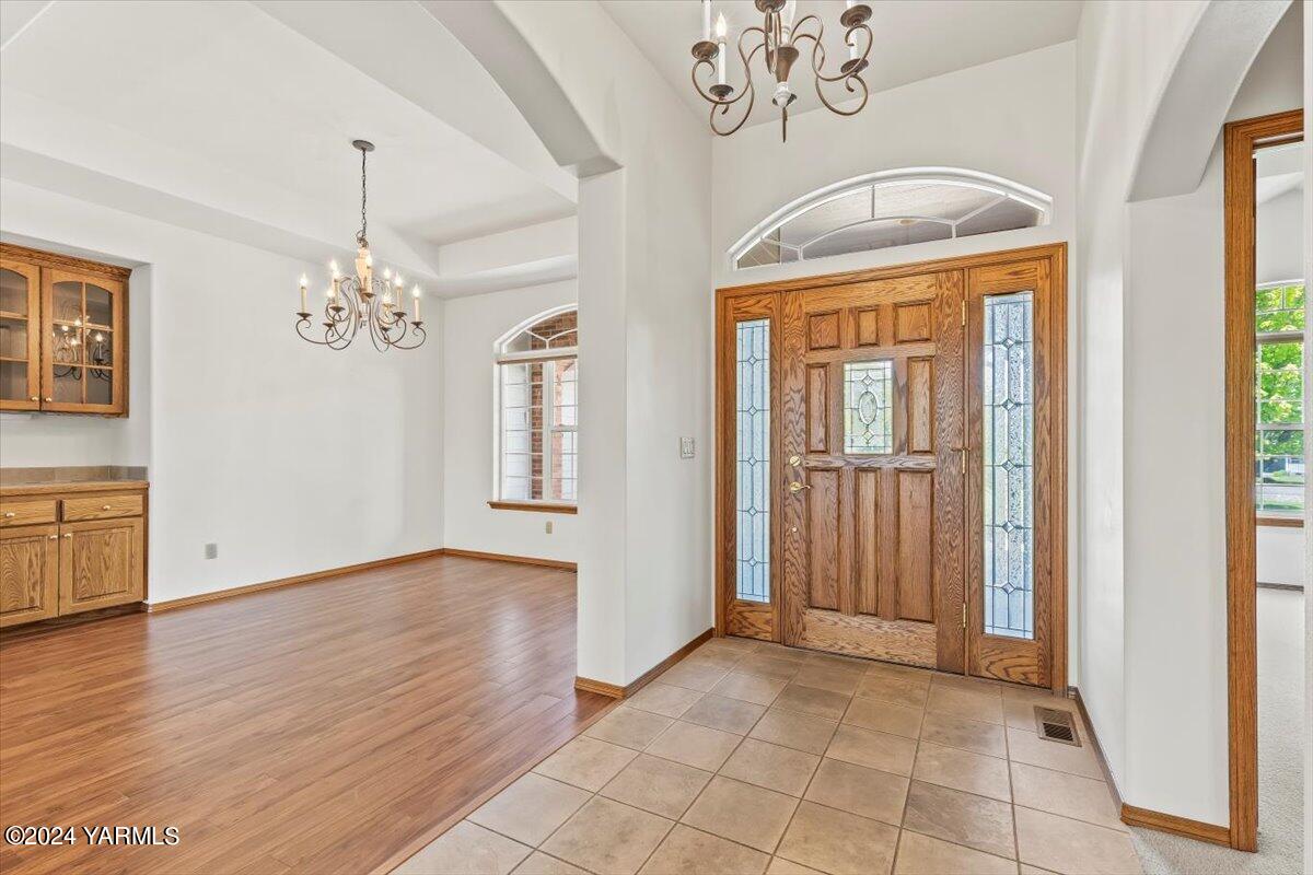 11810 West Barrett Road Yakima, WA 98908 - Photo 4 of 47 a view of an entryway with wooden floor