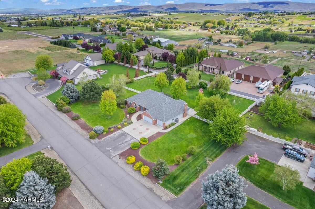 11810 West Barrett Road Yakima, WA 98908 - Photo 45 of 47 a view of a house with a garden