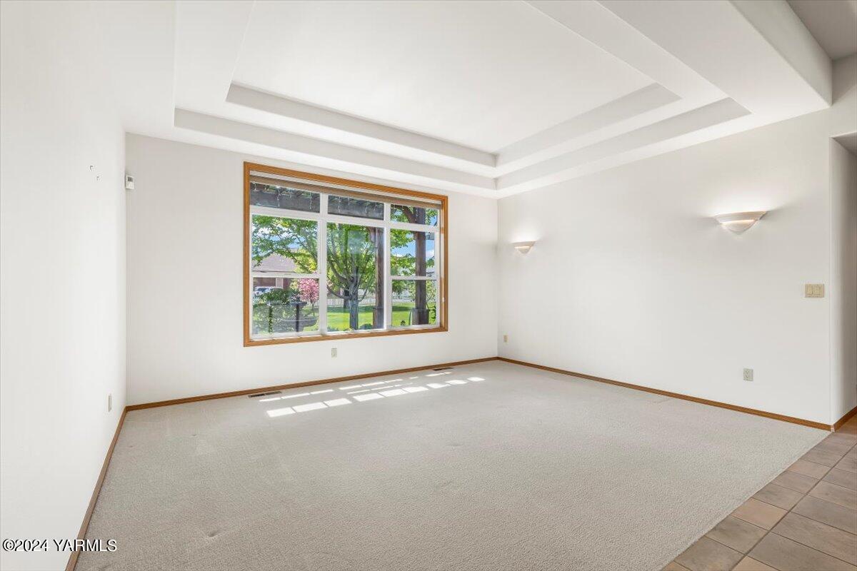 11810 West Barrett Road Yakima, WA 98908 - Photo 6 of 47 an empty room with windows