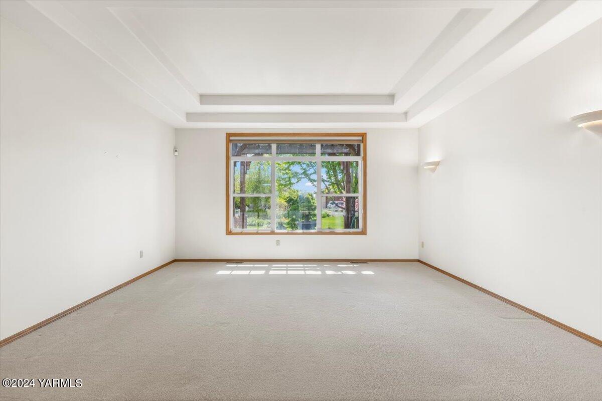 11810 West Barrett Road Yakima, WA 98908 - Photo 7 of 47 an empty room with a window