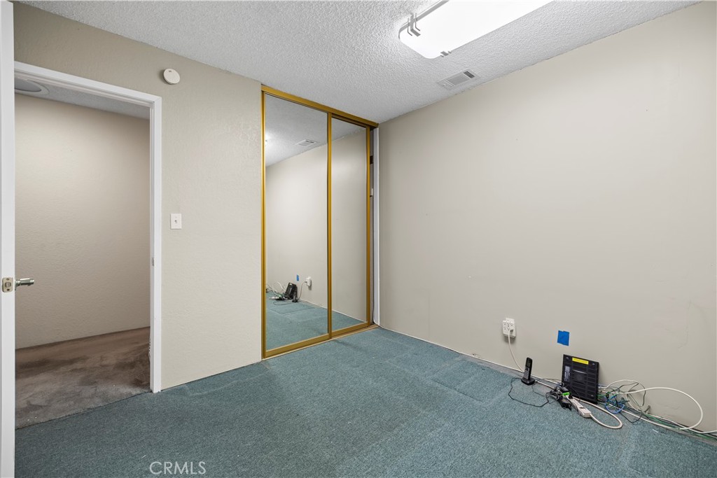 16464 Tullock Street Fontana, CA 92335 - Photo 23 of 43 an empty room with mirror
