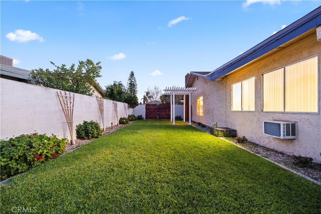 16464 Tullock Street Fontana, CA 92335 - Photo 31 of 43 a backyard of a house with lots of green space
