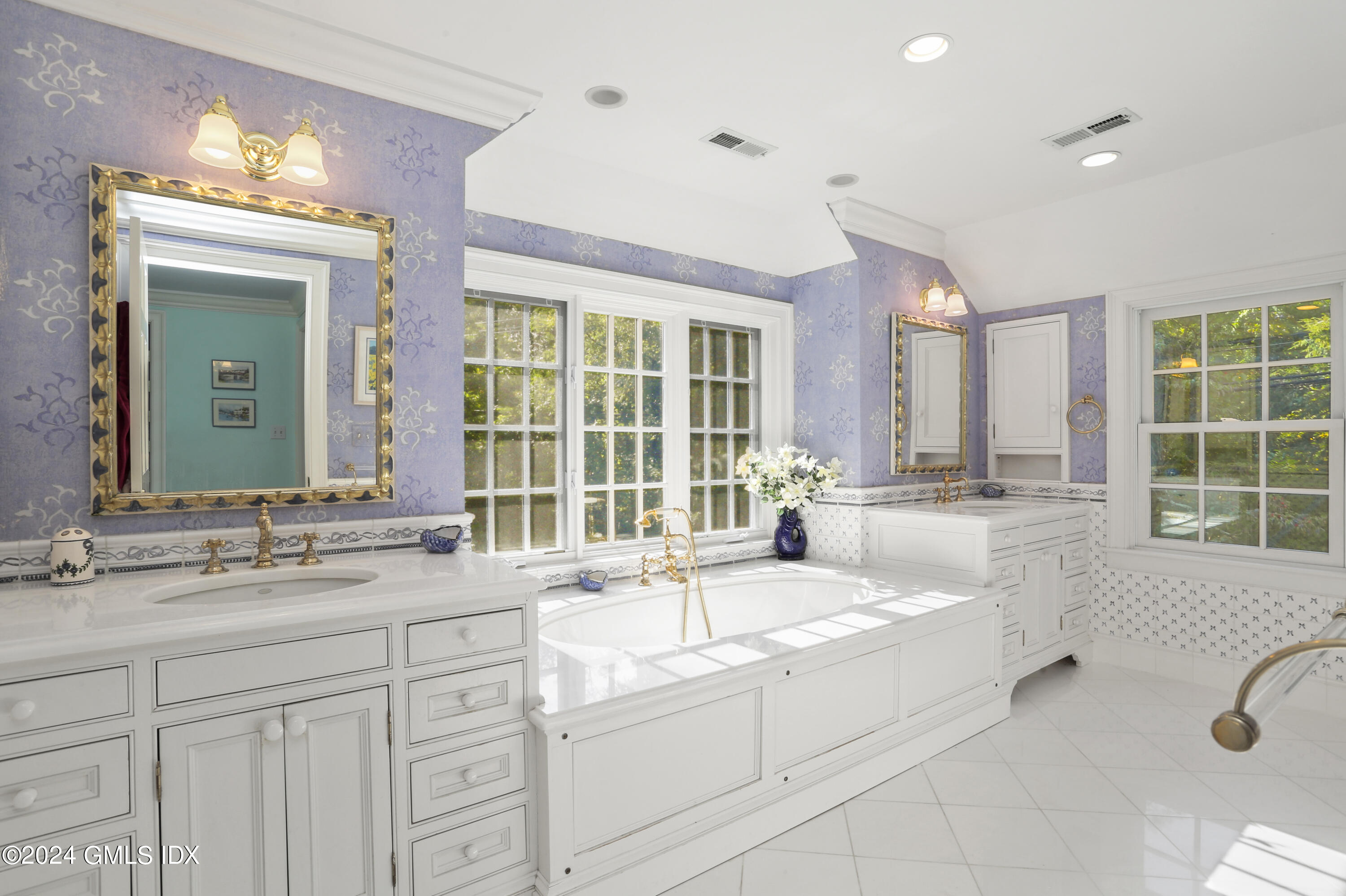 100 Pecksland Road Greenwich, CT 06831 - Photo 18 of 36 Primary Bath