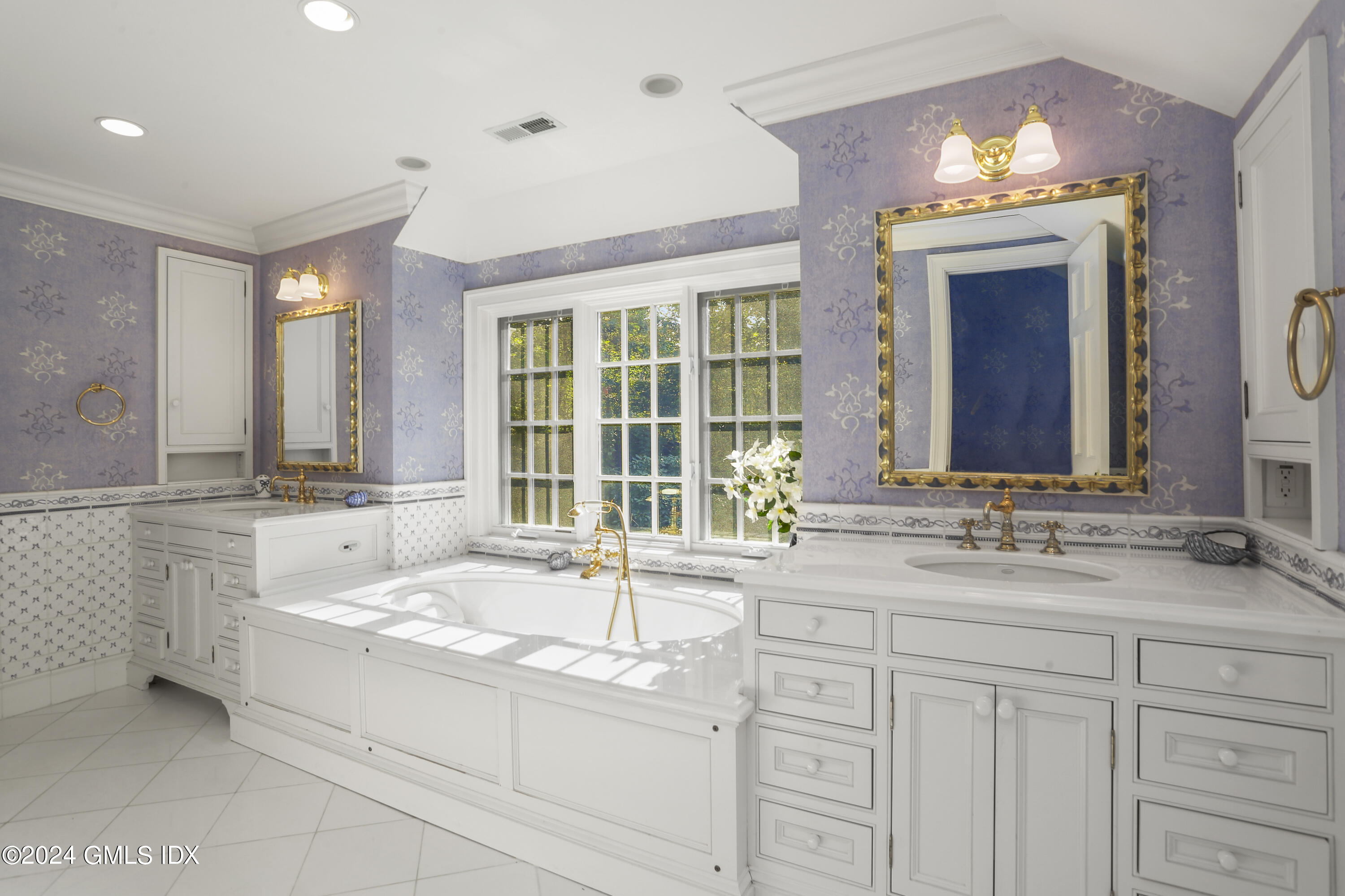 100 Pecksland Road Greenwich, CT 06831 - Photo 19 of 36 Primary Bath