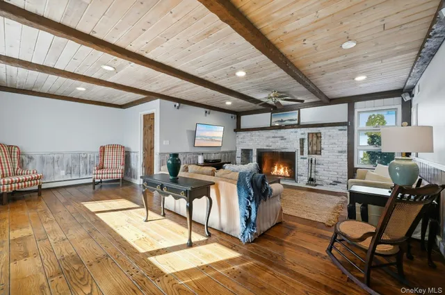 $999,900 | 205 Oak Neck Lane, West Islip, NY 11795