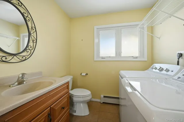 $999,900 | 205 Oak Neck Lane, West Islip, NY 11795