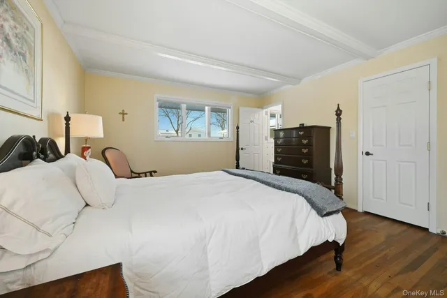 $999,900 | 205 Oak Neck Lane, West Islip, NY 11795