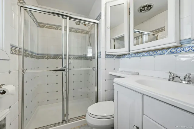 $999,900 | 205 Oak Neck Lane, West Islip, NY 11795