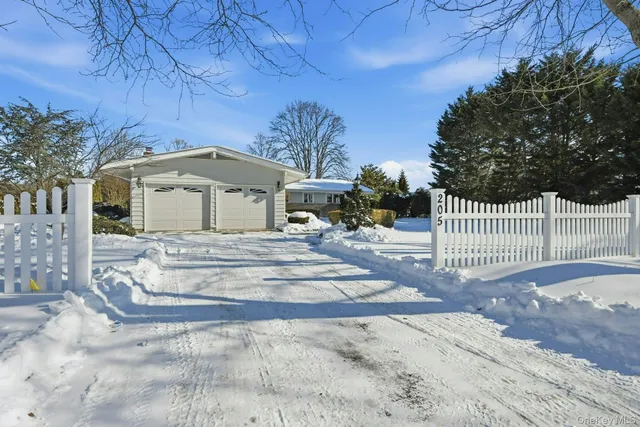 $999,900 | 205 Oak Neck Lane, West Islip, NY 11795