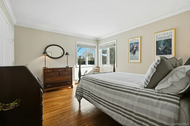 $999,900 | 205 Oak Neck Lane, West Islip, NY 11795