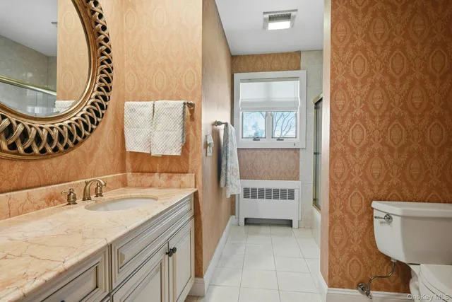 $999,900 | 205 Oak Neck Lane, West Islip, NY 11795