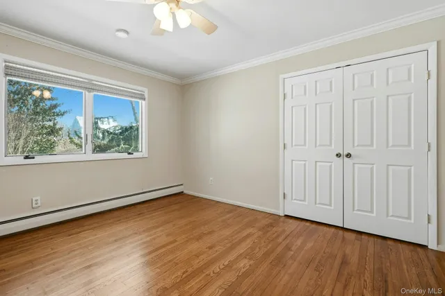 $999,900 | 205 Oak Neck Lane, West Islip, NY 11795