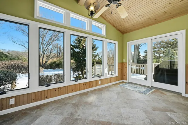 $999,900 | 205 Oak Neck Lane, West Islip, NY 11795