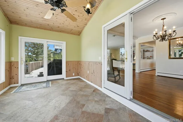 $999,900 | 205 Oak Neck Lane, West Islip, NY 11795