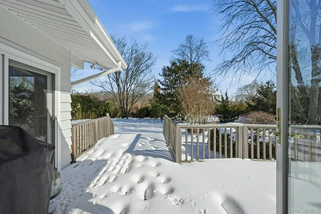 $999,900 | 205 Oak Neck Lane, West Islip, NY 11795