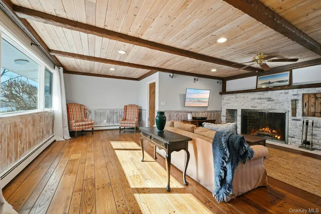 $999,900 | 205 Oak Neck Lane, West Islip, NY 11795