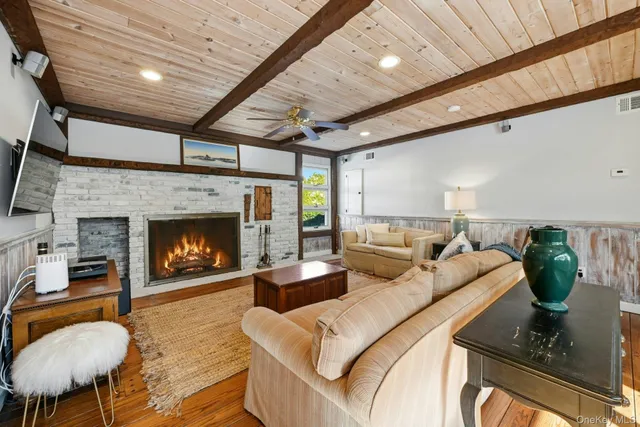 $999,900 | 205 Oak Neck Lane, West Islip, NY 11795