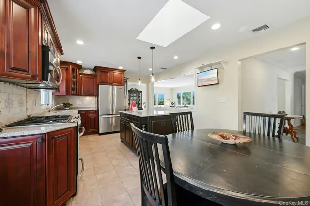 $999,900 | 205 Oak Neck Lane, West Islip, NY 11795