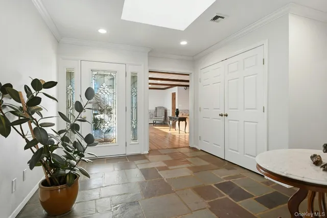 $999,900 | 205 Oak Neck Lane, West Islip, NY 11795