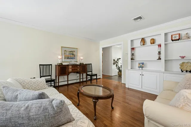 $999,900 | 205 Oak Neck Lane, West Islip, NY 11795