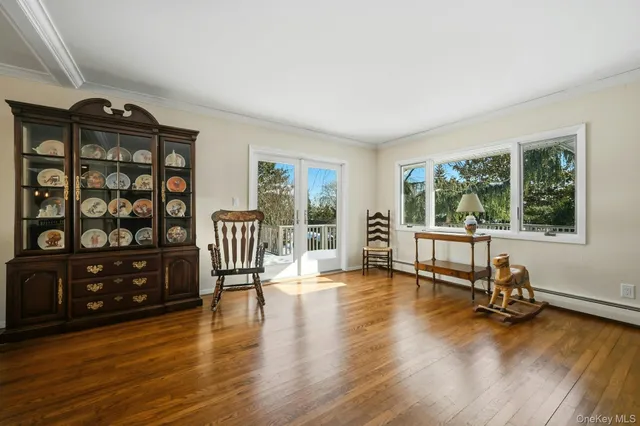 $999,900 | 205 Oak Neck Lane, West Islip, NY 11795