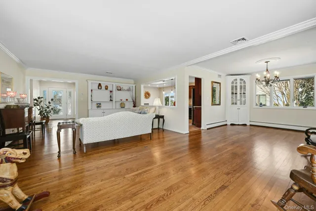 $999,900 | 205 Oak Neck Lane, West Islip, NY 11795