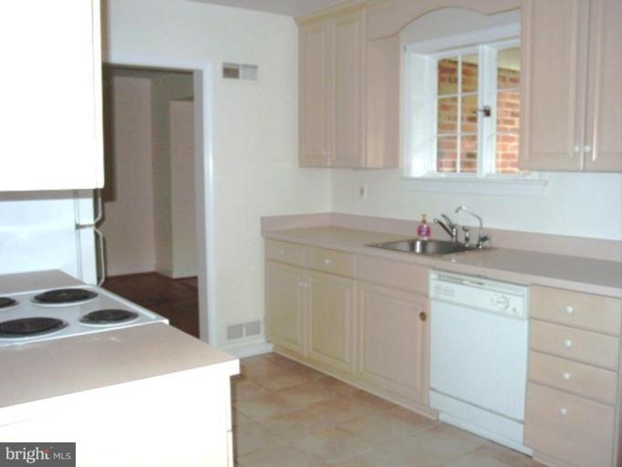 10209 Gary Road Potomac, MD 20854 - Photo 16 of 30 Kitchen