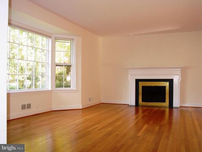 10209 Gary Road Potomac, MD 20854 - Photo 17 of 30 Living Room