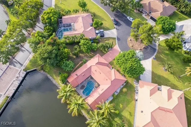 a view of a back yard of the house