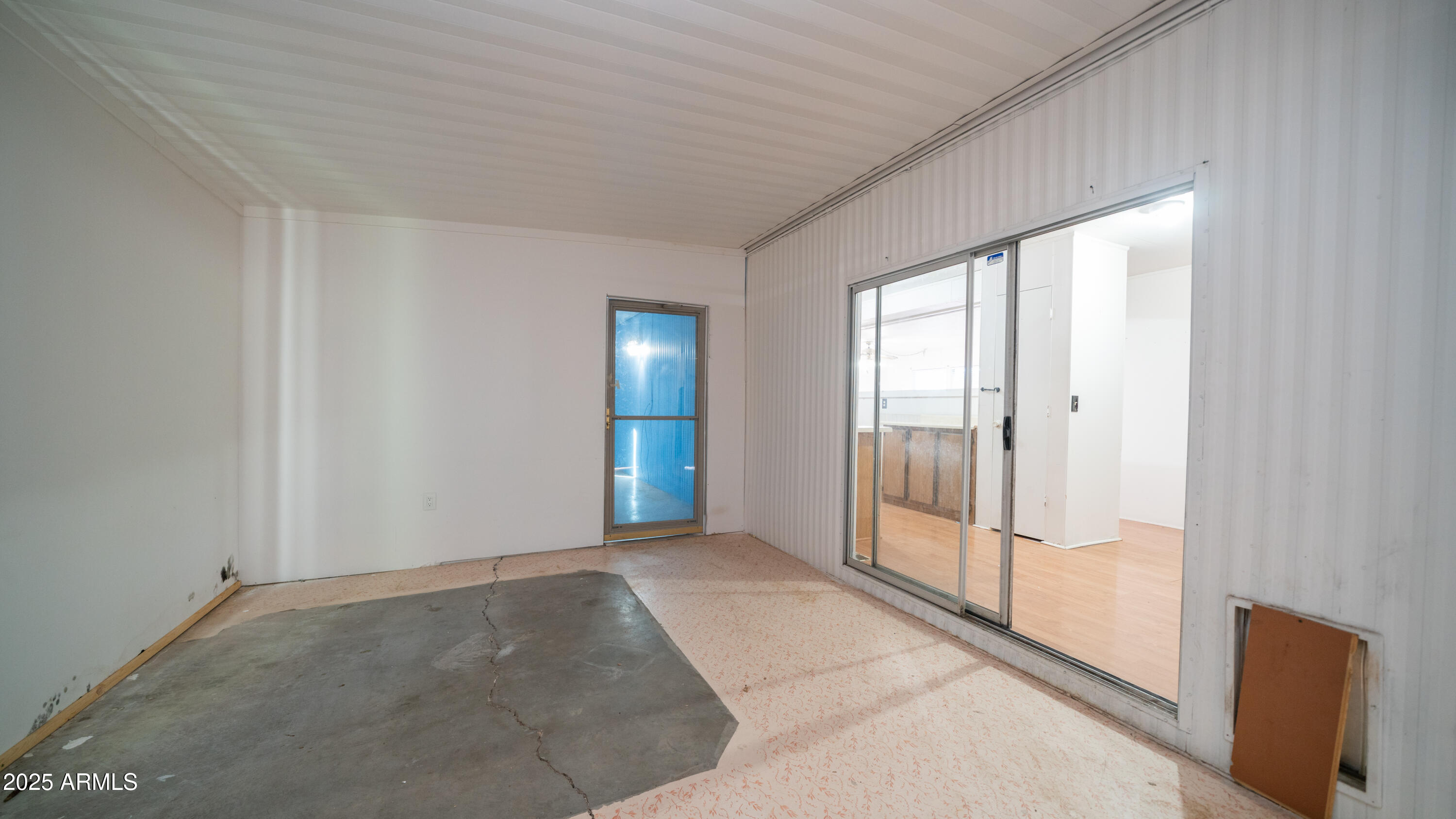 2359 South Tomahawk Road Apache Junction, AZ 85119 - Photo 12 of 32 a view of an empty room and window