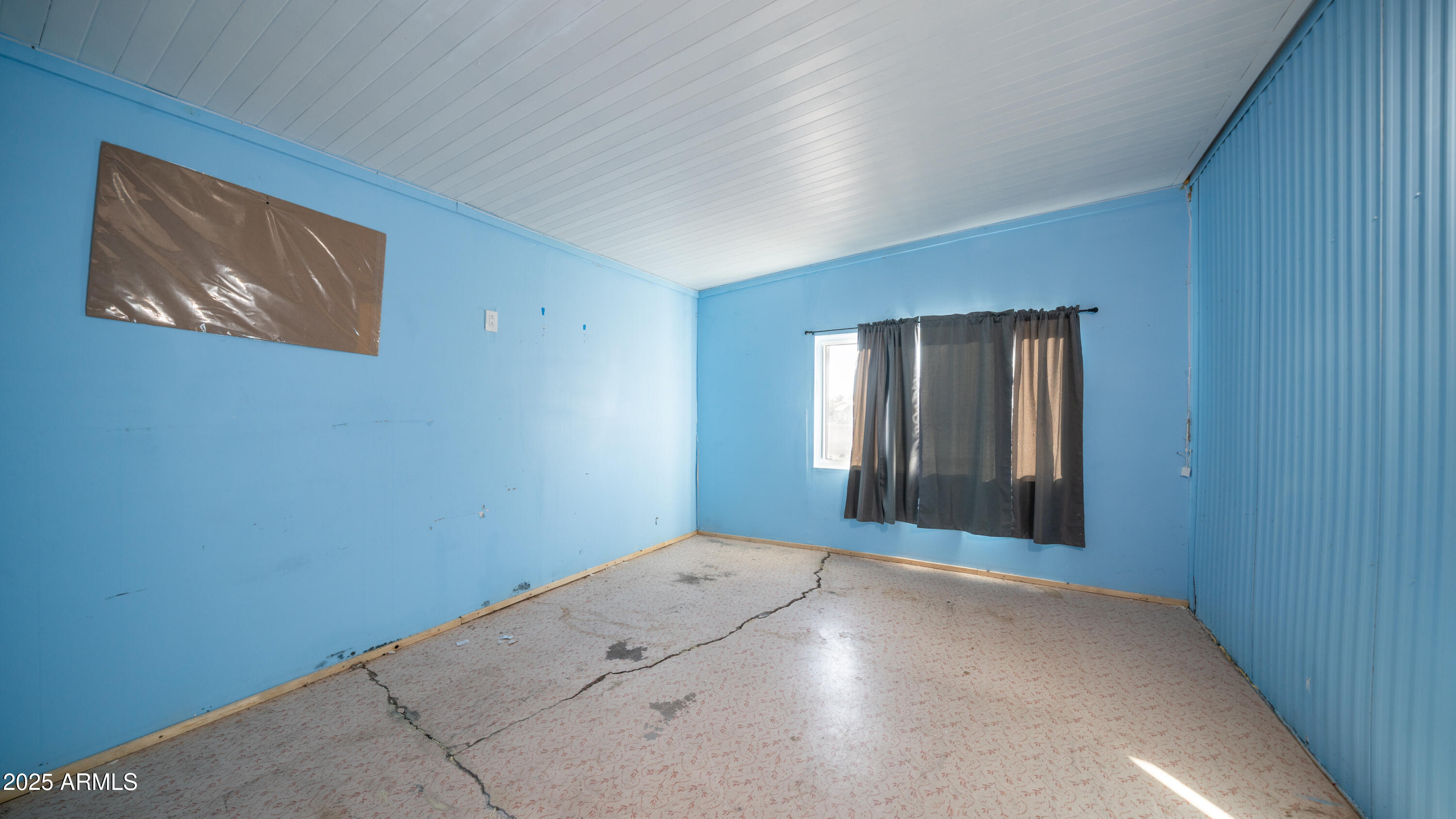 2359 South Tomahawk Road Apache Junction, AZ 85119 - Photo 14 of 32 a view of an empty room with windows