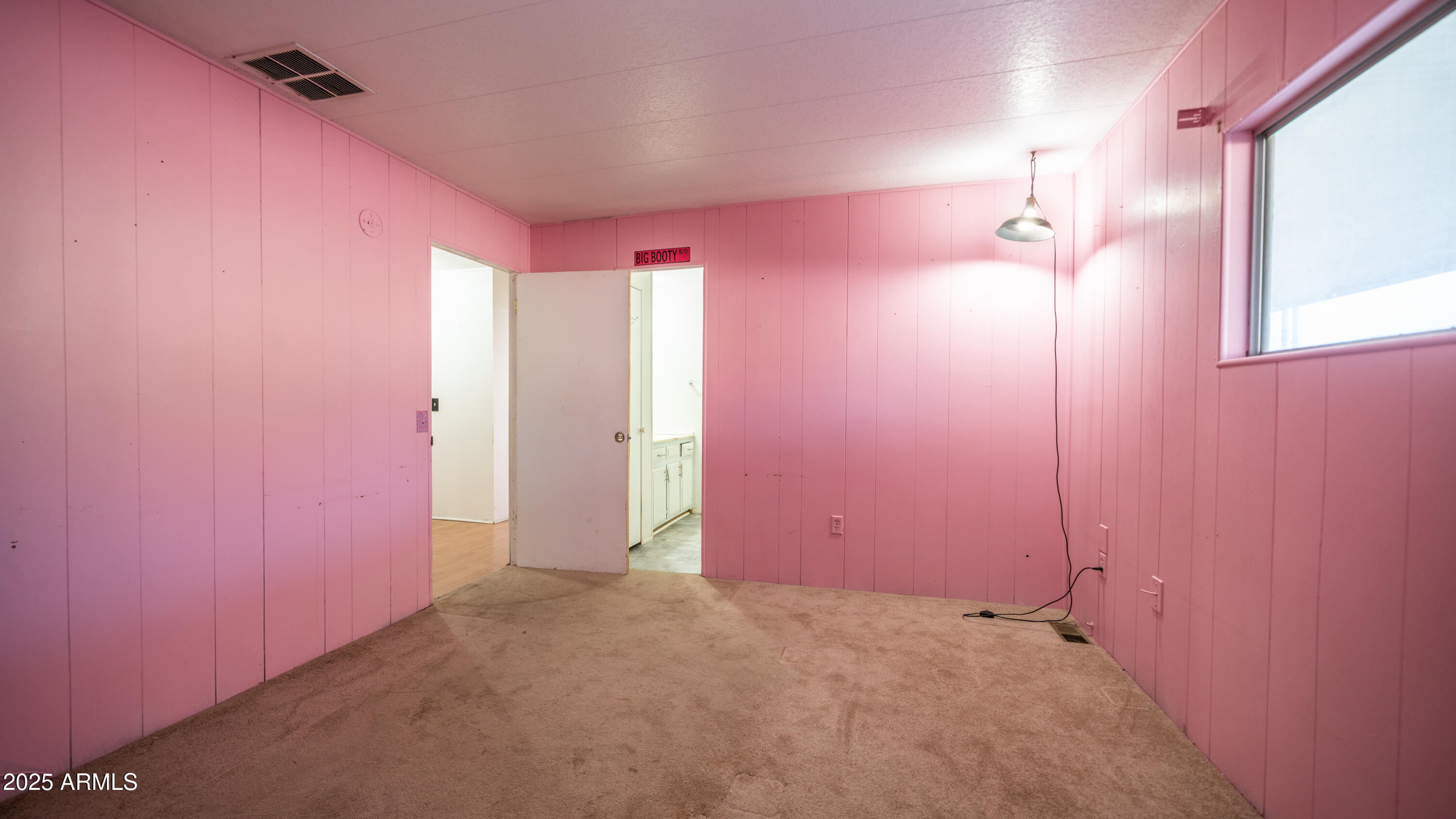 2359 South Tomahawk Road Apache Junction, AZ 85119 - Photo 21 of 32 an empty room with windows