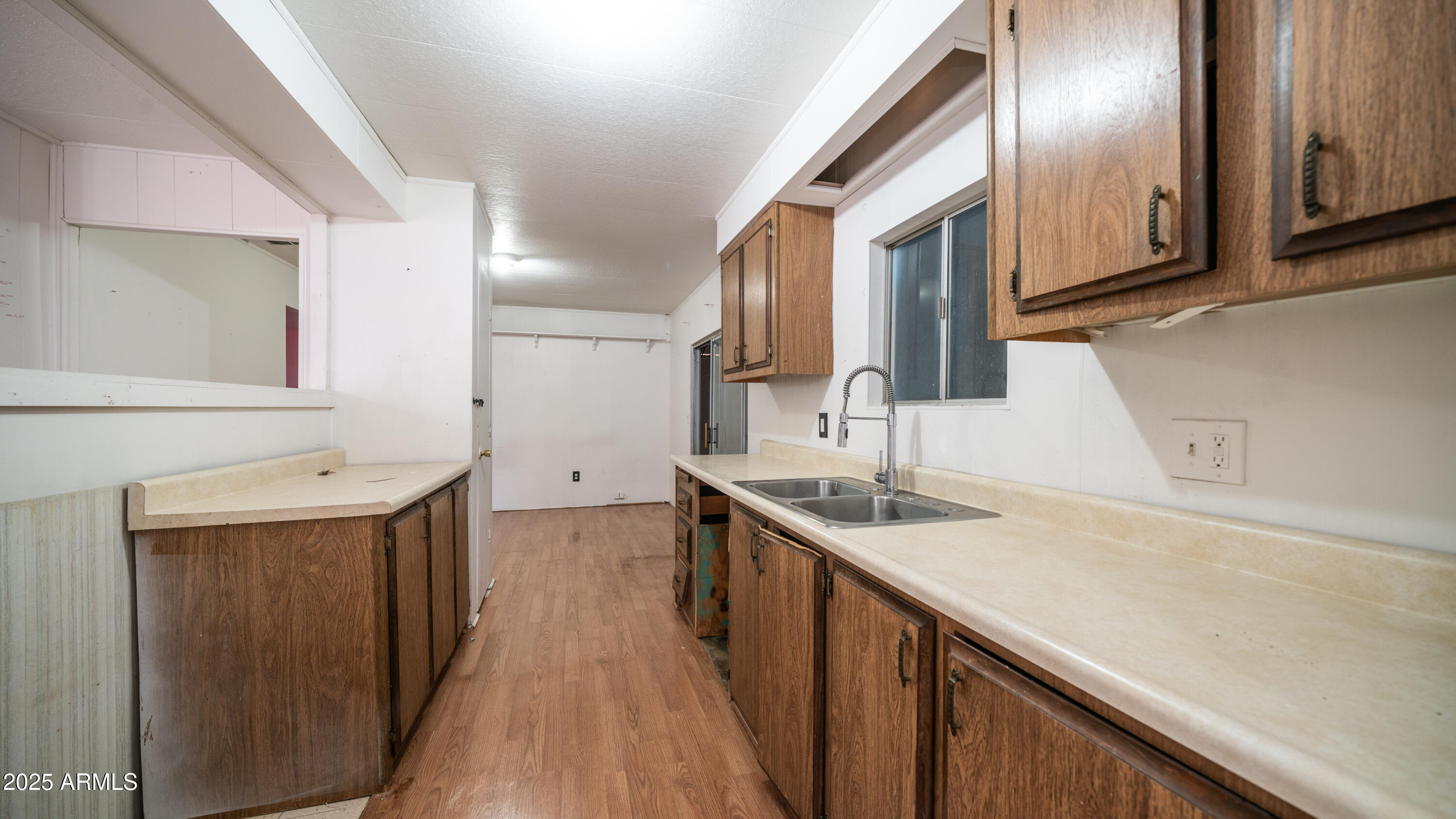 2359 South Tomahawk Road Apache Junction, AZ 85119 - Photo 10 of 32 a kitchen with a sink stove and cabinets