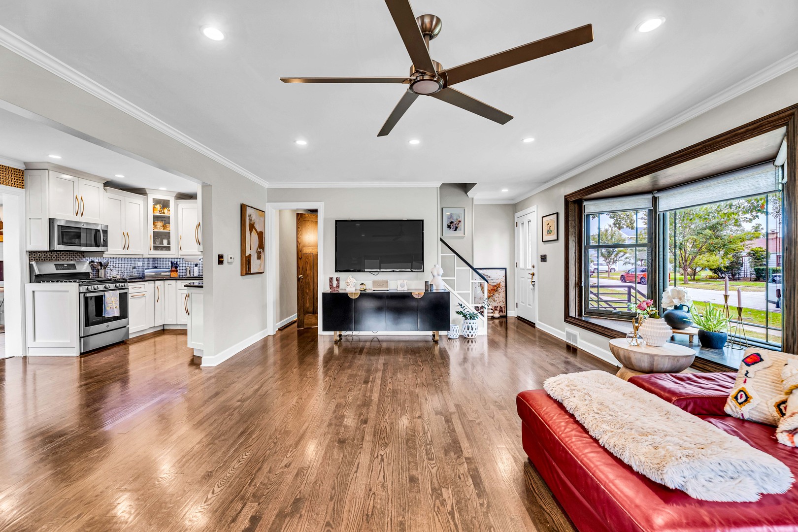 374 Woodbridge Road Des Plaines, IL 60016 - Photo 12 of 48 Gallery Image 12