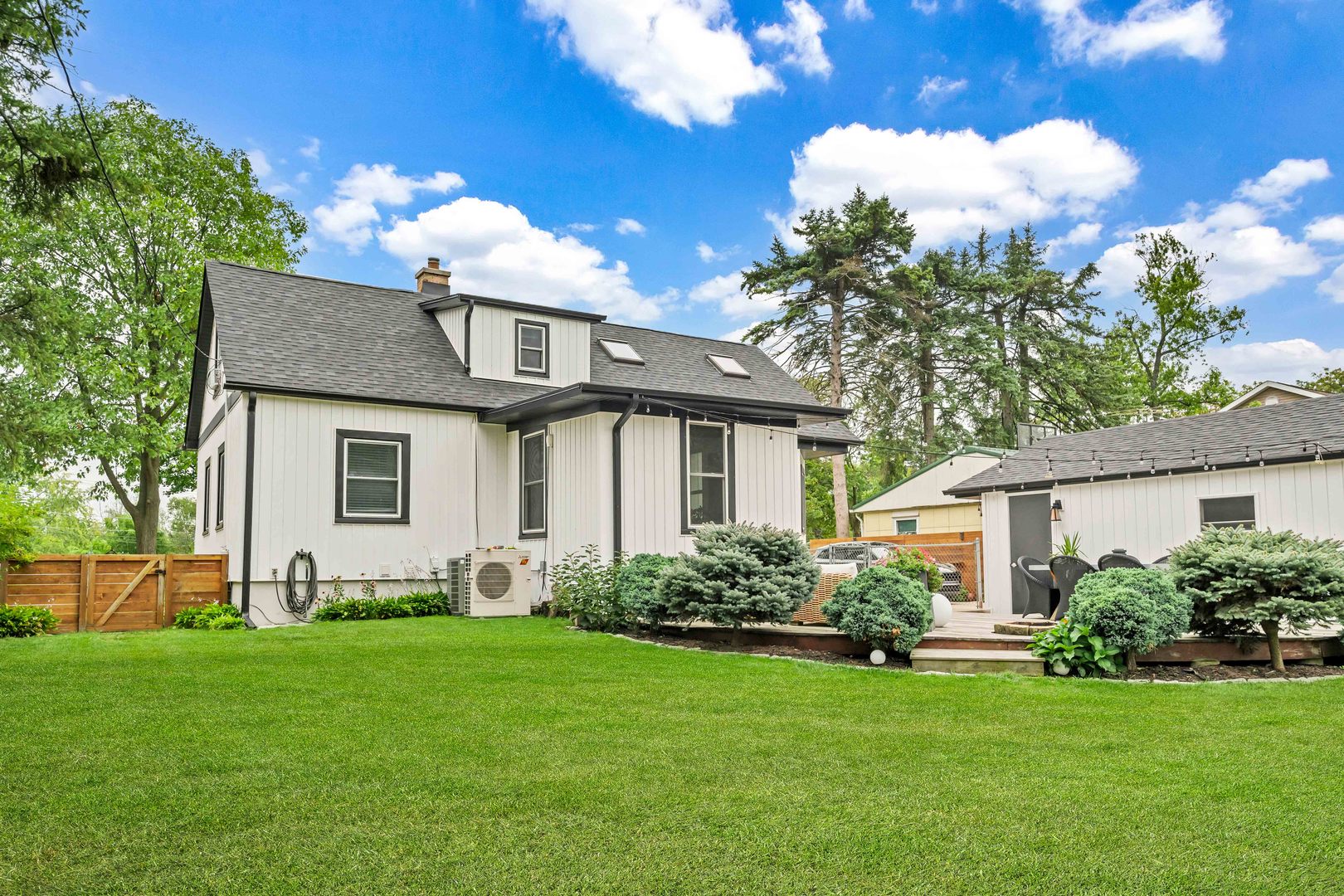 374 Woodbridge Road Des Plaines, IL 60016 - Photo 2 of 48 Gallery Image 2