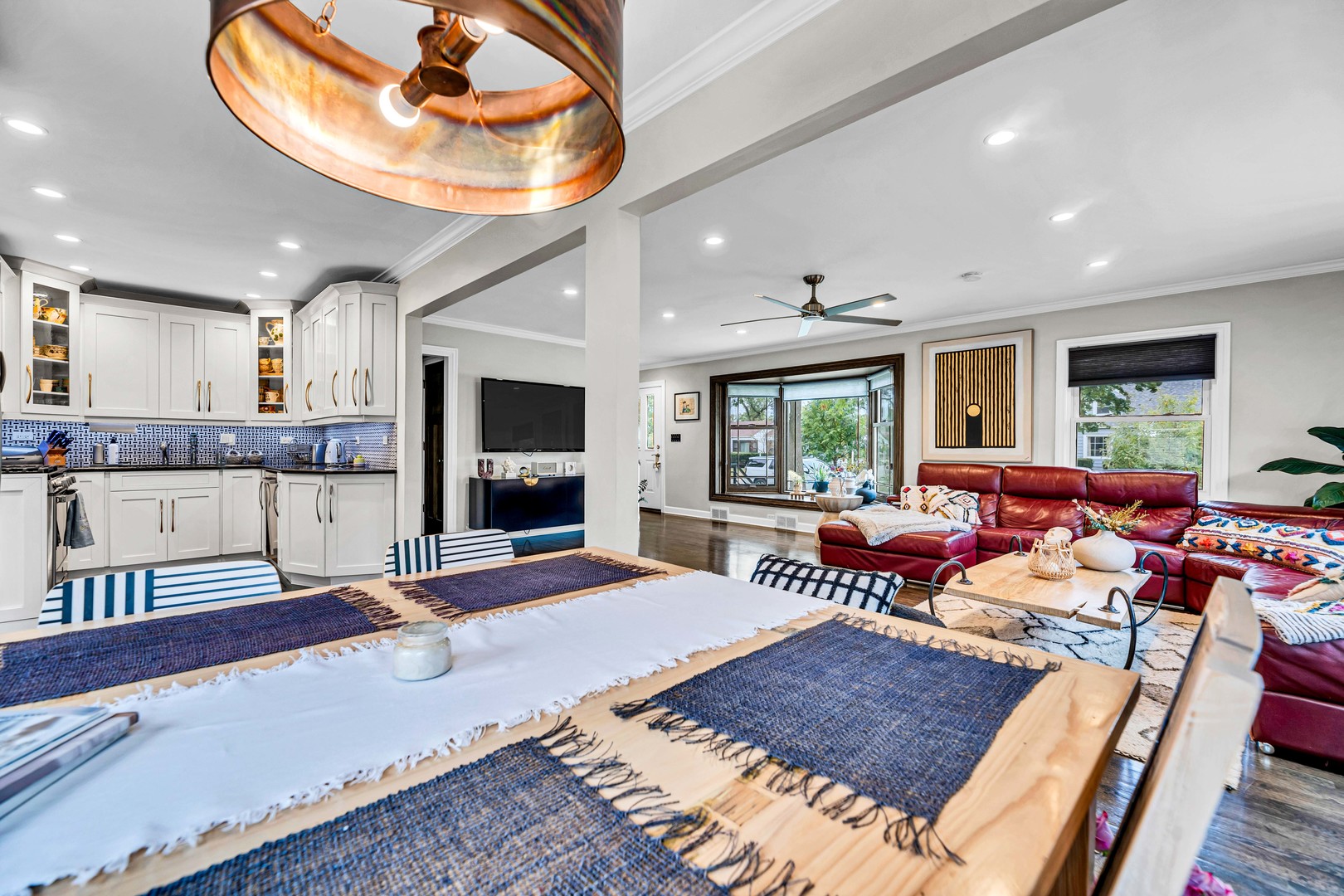 374 Woodbridge Road Des Plaines, IL 60016 - Photo 7 of 48 Gallery Image 7