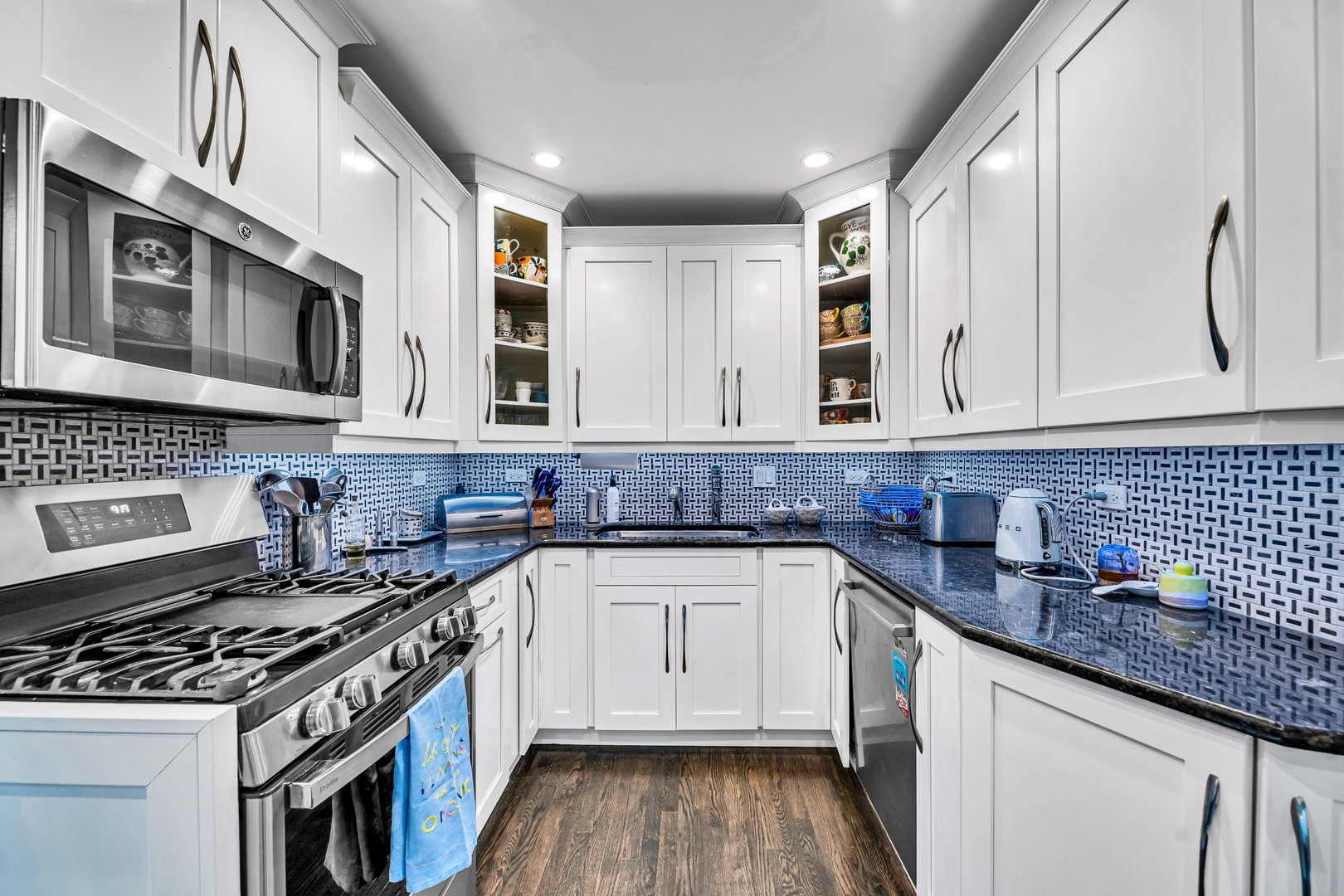 374 Woodbridge Road Des Plaines, IL 60016 - Photo 8 of 48 Gallery Image 8