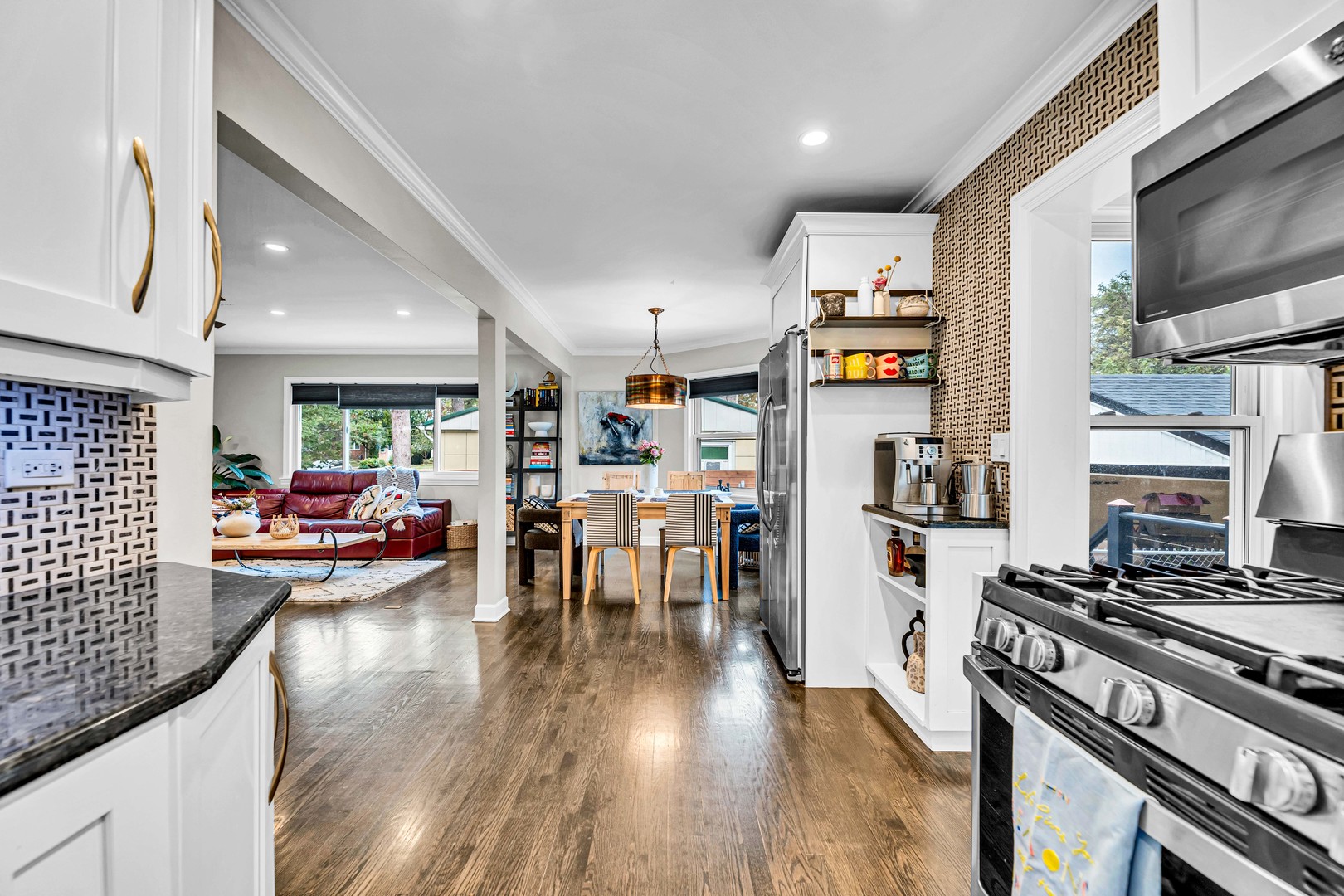 374 Woodbridge Road Des Plaines, IL 60016 - Photo 9 of 48 Gallery Image 9
