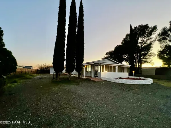 a view of a house with backyard