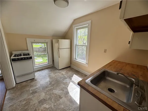 $1,100 | 1714-16 Valley Drive, Unit 16, Syracuse, NY 13207
