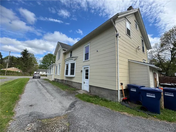 $1,100 | 1714-16 Valley Drive, Unit 16, Syracuse, NY 13207