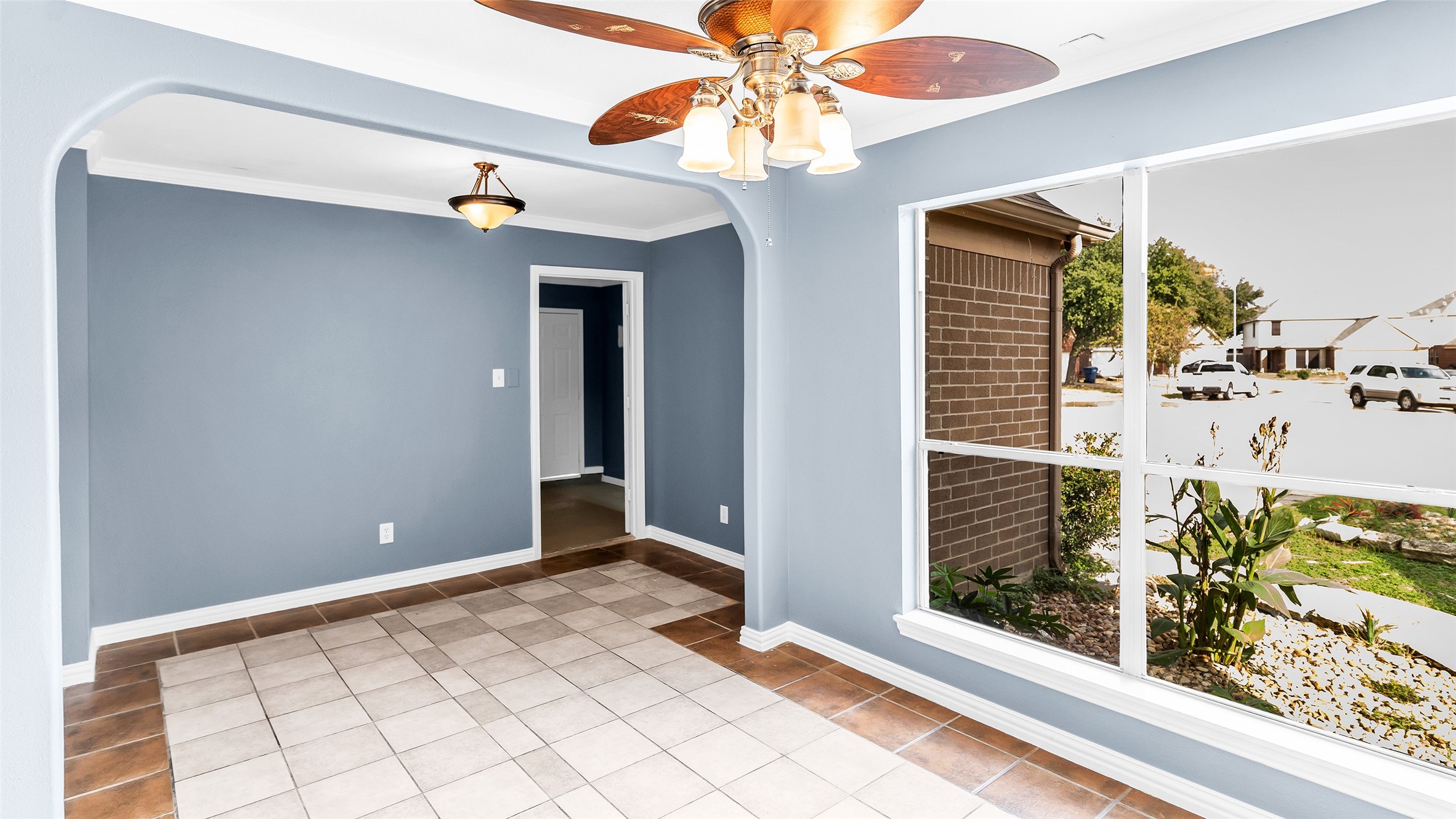 5534 Calm Court Houston, TX 77084 - Photo 12 of 44 a view of a livingroom with a chandelier and entryway